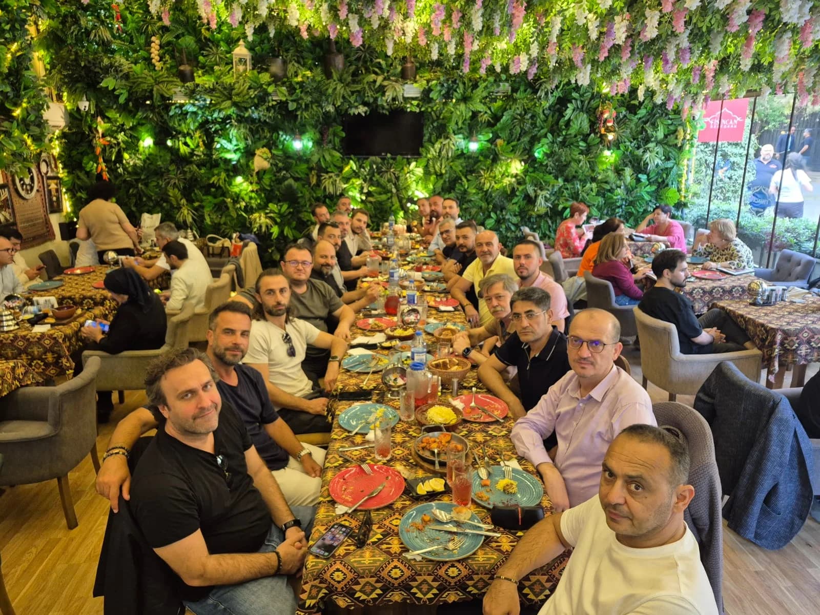Aynı sofrada bir arada